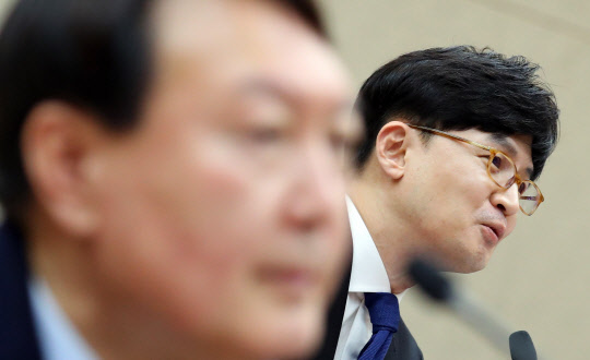 국감 출석한 윤석열 검찰총장과 한동훈 검사장    지난해 10월 17일 대검찰청에서 열린 국회 법제사법위원회의 국정감사에서 당시 한동훈 반부패·강력부장이 의원 질의에 답하는 모습. 왼쪽은 윤석열 검찰총장. 연합